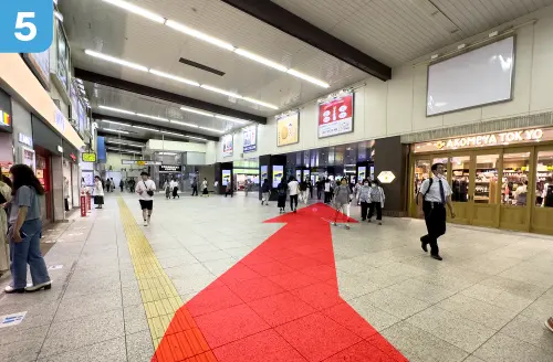 ❺ 東口（南）方面を正面にJR大宮駅中央改札方面を目指します。