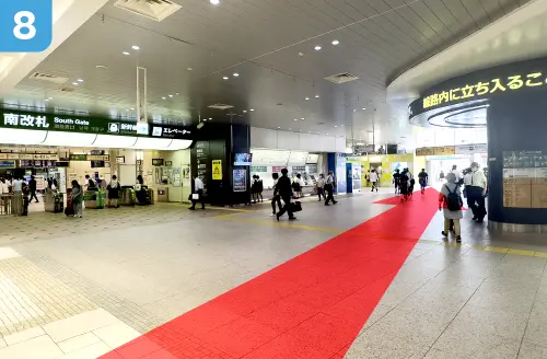 ❽ JR大宮駅南改札を左手側に直進します。